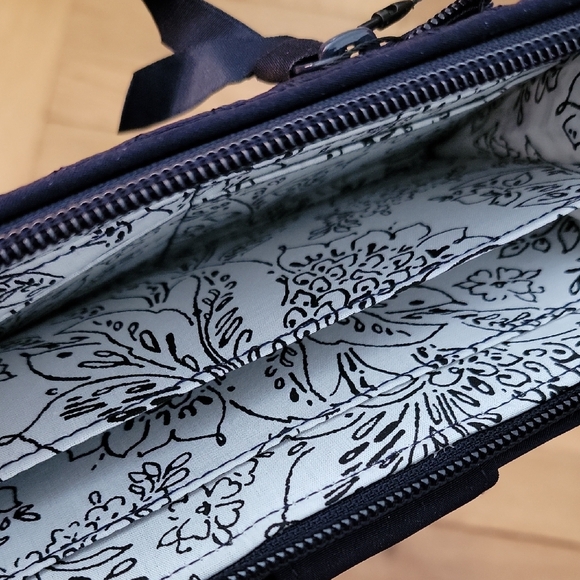 VERA BRADLEY/Quilted Navy Wallet - Picture 9 of 16